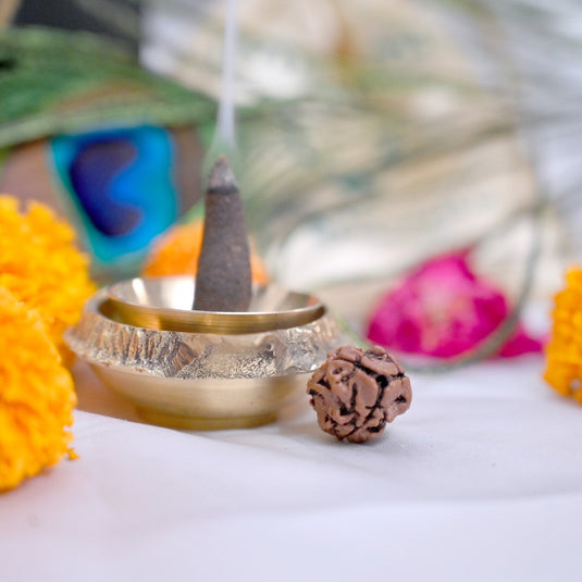 3 मुखी रुद्राक्ष के फायदे: पापों से मुक्ति, आत्मविश्वास और मानसिक शांति प्राप्त करें